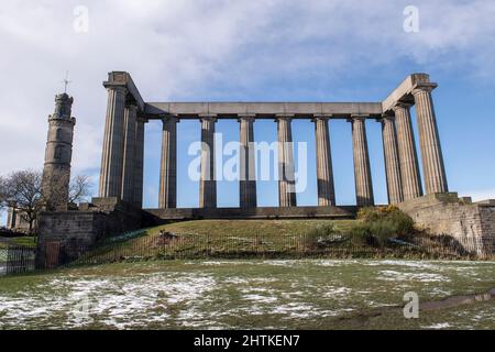 Das National Monument of Scotland und das Nelson Monument auf Calton Hill, Edinburgh, Schottland Stockfoto