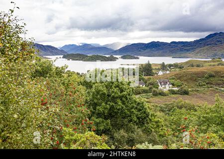 Blick nach Osten auf Loch Morar vom Aussichtspunkt am Morar Cross in der Nähe des Dorfes Morar, Highland, Schottland, Großbritannien Stockfoto