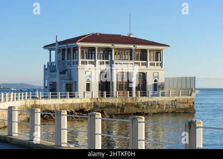 ISTANBUL, TÜRKEI - 20. FEBRUAR 2022: Allgemeiner Blick vom Moda Pier in istanbul. Eines der Symbole von Kadıkoy, der historische Moda Pier, der 100 Jahre gebaut wurde Stockfoto