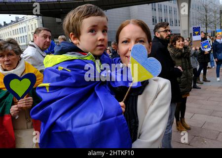 Brüssel, Belgien. 01. März 2022. Demonstranten protestieren vor dem Europäischen Parlament gegen den Krieg nach einer Sondersitzung zum russischen Einmarsch in die Ukraine am 01. März 2022 in Brüssel, Belgien. Kredit: ALEXANDROS MICHAILIDIS/Alamy Live Nachrichten Stockfoto