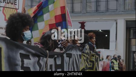 London, Großbritannien - 11 06 2021: Demonstranten gehen COP26 mit einem Transparent von der Bank of England zum Trafalgar Square. Stockfoto