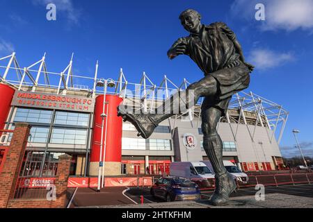 Middlesbrough, Großbritannien. 01. März 2022. Die Statue von Wilf Mannion vor dem Riverside Stadium in Middlesbrough, Großbritannien am 3/1/2022. (Foto von Mark Cosgrove/News Images/Sipa USA) Quelle: SIPA USA/Alamy Live News Stockfoto