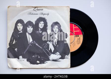 Ein Bild der ursprünglichen Single-Veröffentlichung von Bohemian Rhapsody aus dem Jahr 1975 auf Vinyl 45rpm der Gruppe Queen. Die Aufzeichnung ist in der Originalbildhülle abgebildet Stockfoto