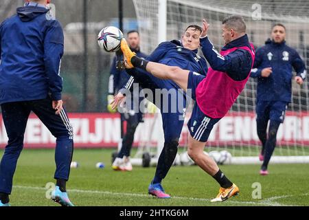 Rotterdam, Niederlande. 01. März 2022. Rotterdam - (l-r) Jens Toornstra von Feyenoord, Bryan Linssen von Feyenoord während der Trainingseinheit um 1908 Uhr am 1. März 2022 in Rotterdam, Niederlande. Kredit: Kasten zu Kasten Abbildungen/Alamy Live Nachrichten Stockfoto