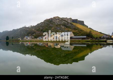 Landschaft mit Häusern entlang der Maas in den französischen Ardennen Stockfoto