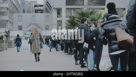 London, Großbritannien - 12 13 2021: Junge Gruppe von Erwachsenen wartet in der Schlange vor dem St. Thomas’ Hospital in Westminster auf ihre Auffrischungsimpfung. Stockfoto