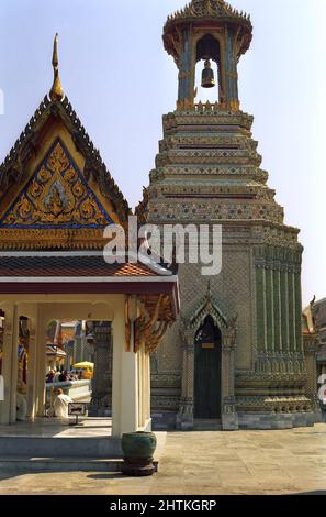 Ho Rakhang (der Belfried) neben dem Tempel des Smaragd-Buddha, Wat Phra Kaew, Bangkok Stockfoto