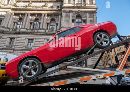 Glasgow, Schottland, Großbritannien. 1.. März 2022. Das Auto kommt auf dem Filmset des neuen Batgirl-Films im Stadtzentrum an. Kredit: Skully/Alamy Live Nachrichten Stockfoto