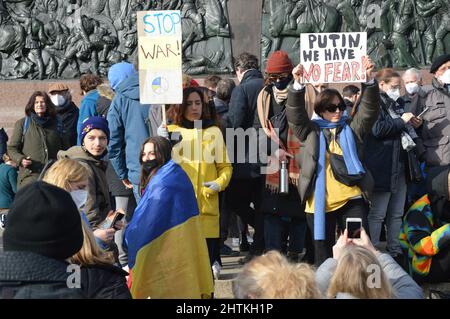 Mehr als 100,000 nahmen an der Demonstration gegen Putin und der russischen Invasion der Ukraine´s Berlin, Deutschland - 27. Februar 2022 Teil. Stockfoto