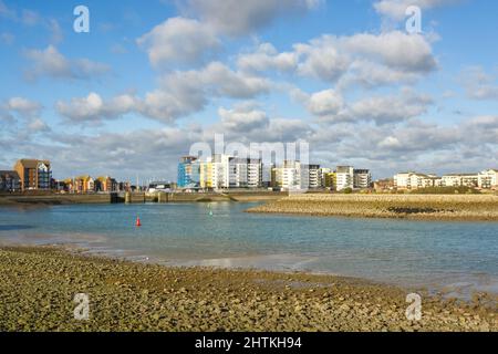 Eintritt in den Hafen von Sovereign Harbor in Eastbourne, East Sussex, England. Mit Mehrfamilienhäusern. Ebbe. Stockfoto