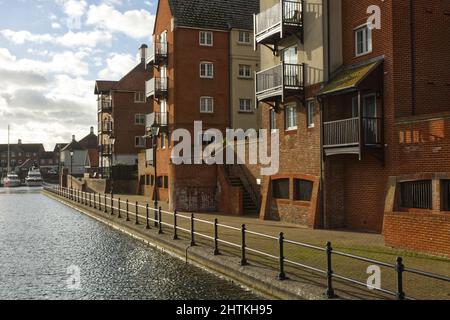 Apartmentgebäude am Wasser am Yachthafen von Sovereign Harbour in Eastbourne, East Sussex, England Stockfoto