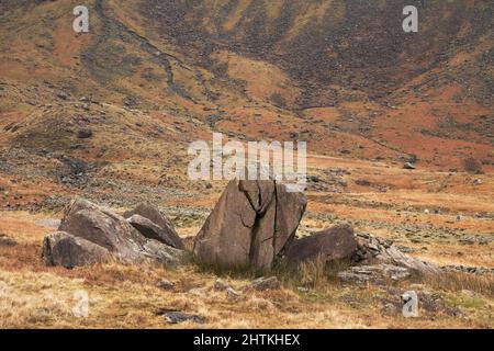 Der Y-Boulder in Mosedale, in der Nähe von Wasdale, im englischen Lake District. Stockfoto