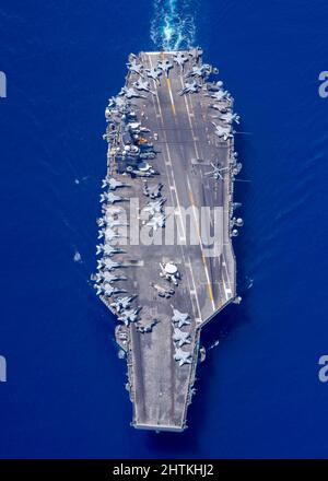 Indischer Ozean, Vereinigte Staaten. 17. Dezember 2021. Die US Navy Nimitz-Klasse Flugzeugträger USS Carl Vinson führt Flugoperationen während einer bilateralen Trainingsübung mit der Royal Australian Air Force am 17. Dezember 2021 im Indischen Ozean durch. Quelle: MCS Tyler R. Fraser/Planetpix/Alamy Live News Stockfoto