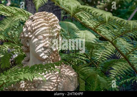 Büste von Elisabeth von Elisabeth von Bayern, gekrönt als Kaiserin von Österreich, mit dem Spitznamen „Sissi“, Botanischer Garten, Huerto del Cura, Elche, Spanien, Stockfoto