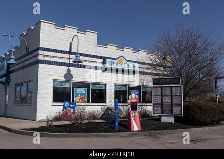 Walton - ca. Februar 2022: White Castle Hamburger Fast-Food-Restaurant. White Castle serviert 2 mal 2 Zoll Schieberegler. Stockfoto