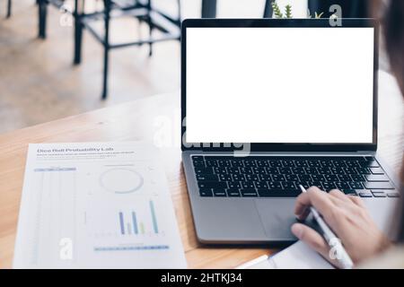 Asiatische Frau mit Laptop-Computer mit weißem Bildschirm mit Tastatur. Leerer Bildschirm für Ihre Werbung. Stockfoto