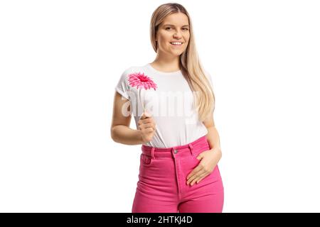 Lächelnd und positiv junge casual weiblich hält eine rosa Blume isoliert auf weißem Hintergrund Stockfoto