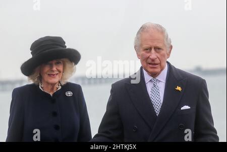 Southend-on-Sea, Essex, März 1. 2022, Prinz Charles, der Prinz von Wales und Camilla, Herzogin von Cornwall vor Southend's Pier. Stockfoto