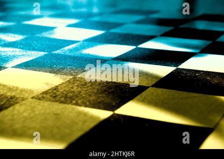 Konzeptuelles Bild des Krieges zwischen Russland und der Ukraine unter Verwendung des Schachbretts und der Nationalflagge der Ukraine Stockfoto