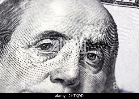 Fragment der Vorderseite von 100 einhundert Dollar Banknote mit Benjamin Franklin. 100-Dollar-Schein-Nahaufnahme-Fragment Stockfoto