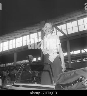 In der 1950s. Eine junge Frau, die im Mercedes-Bereich einer Messe arbeitet, steht in einem Mercedes-Benz Modell 170 S, einem zweisitzigen Cabriolet. Sie hat ein Banner mit dem Namen Mercedes auf sich. Schweden 1951 Kristoffersson Ref. BD38-6 Stockfoto