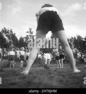 In der 1950s. Eine Frauenfußballmannschaft während des Trainings. Nacheinander schießen sie den Ball auf den Torwart, der von hinten abgebildet ist. Schweden 1951 Kristoffersson BE37-12 Stockfoto