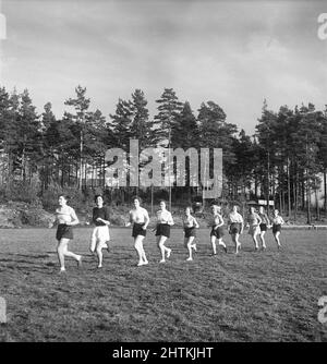 In der 1950s. Eine Frauenfußballmannschaft läuft während des Trainings auf dem Fußballfeld. Schweden 1951 Kristoffersson BE37-6 Stockfoto
