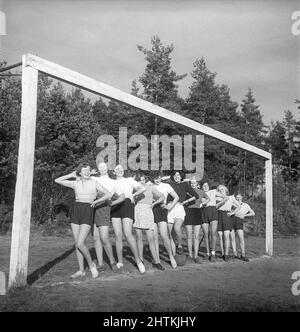 In der 1950s. Eine Frauenfußballmannschaft steht während des Trainings im Tor posiert. Schweden 1951 Kristoffersson BE37-8 Stockfoto