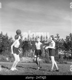 In der 1950s. Eine Frauenfußballmannschaft während des Trainings. Drei Spieler steuern den Ball zwischen ihnen. Schweden 1951 Kristoffersson BE37-11 Stockfoto