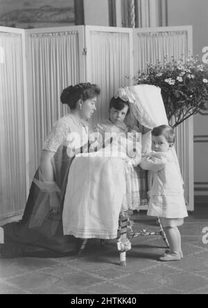 Ingrid von Schweden. 1910-2000. Schwedische Prinzessin, später Königin von Dänemark. Hier mit ihrer Mutter Prinzessin Margaret von Connaught, den Brüdern Gustaf Adolf und Sigvard am Tag der Taufe Ingrid. Mai 5 1910 Stockfoto