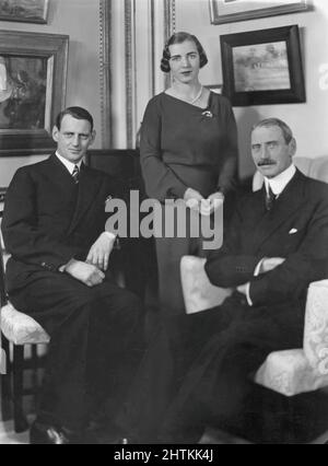 Ingrid von Schweden. 1910-2000. Schwedische Prinzessin, später Königin von Dänemark. Hier abgebildet mit Kronprinz Friedrich und seinem Vater König Christian X. 1940s Stockfoto