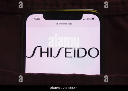 KONSKIE, POLEN - 27. Februar 2022: Das Shiseido Company Limited-Logo wird auf dem Mobiltelefon in der Jeanstasche versteckt angezeigt Stockfoto