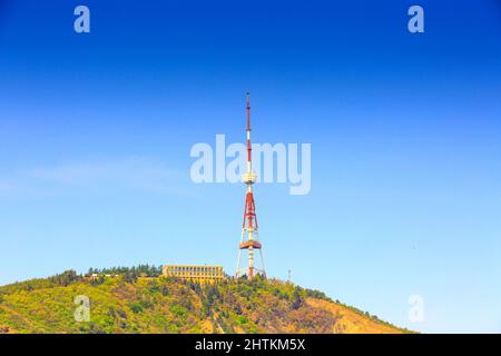 Georgien, Tiflis Panoramablick mit TV Broadcasting Tower auf Mtasminda Hill Stockfoto