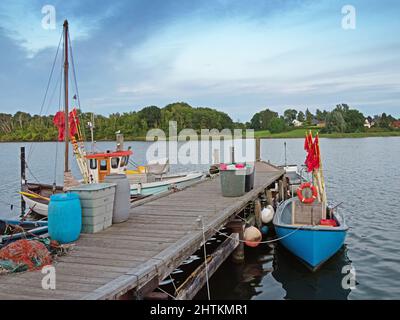 Fischerboote an einem Holzsteg im Hafen von Kappeln an der Schlei, Schleswig-Holstein, Deutschland Stockfoto
