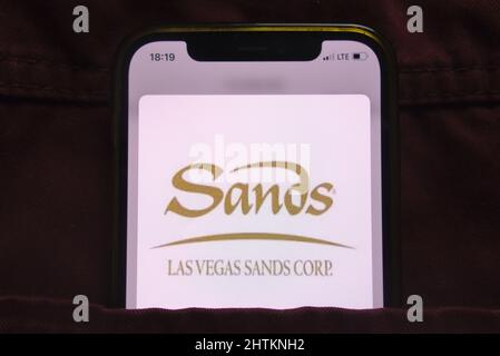 KONSKIE, POLEN - 27. Februar 2022: Logo der Las Vegas Sands Corporation auf dem Mobiltelefon, versteckt in der Jeanentasche Stockfoto