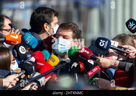 Alfonso Fernandez Mañueco, Präsident der Junta de Castilla y Leon bei einer Pressekonferenz in Spanien. Spanischer Politiker der Volkspartei, PP. Stockfoto