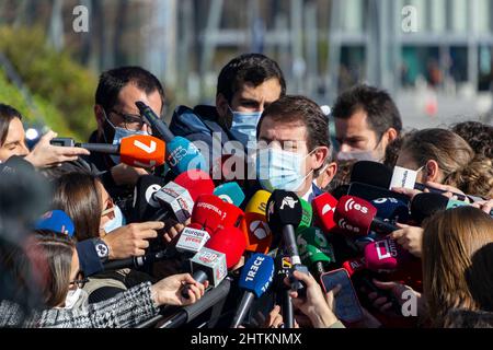 Alfonso Fernandez Mañueco, Präsident der Junta de Castilla y Leon bei einer Pressekonferenz in Spanien. Spanischer Politiker der Volkspartei, PP. Stockfoto