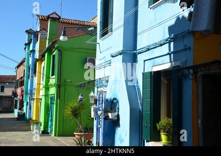 Bunte Fassaden in einer Gasse auf der Insel Burano, venedig Stockfoto