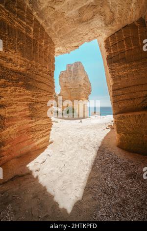 Steinhöhle am Strand von Bue Marino auf der Insel Favignana, sizilien, italien. Stockfoto