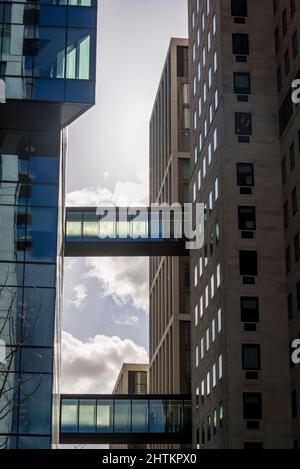 Neues Luxus-Mischnutzungsgebäude mit Wohnungen, Büro- und Einzelhandelsflächen, Southbank Place, London, England, Großbritannien Stockfoto
