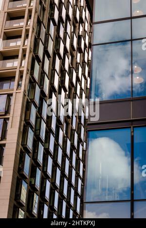 Neues Luxus-Mischnutzungsgebäude mit Wohnungen, Büro- und Einzelhandelsflächen, Southbank Place, London, England, Großbritannien Stockfoto