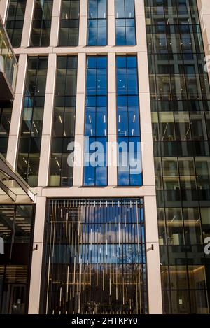 Neues Luxus-Mischnutzungsgebäude mit Wohnungen, Büro- und Einzelhandelsflächen, Southbank Place, London, England, Großbritannien Stockfoto