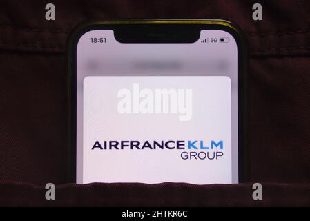 KONSKIE, POLEN - 27. Februar 2022: Das Logo der Air France KLM Group wird auf dem Mobiltelefon in der Jeanentasche versteckt angezeigt Stockfoto