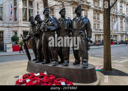 Statue des Royal Tank Regiment „vom Schlamm durch Blut zu den grünen Feldern dahinter“ von Vivien Mallock, Charing Cross, London, England, Großbritannien Stockfoto