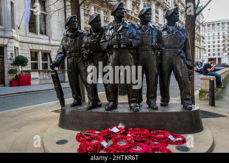 Statue des Royal Tank Regiment „vom Schlamm durch Blut zu den grünen Feldern dahinter“ von Vivien Mallock, Charing Cross, London, England, Großbritannien Stockfoto