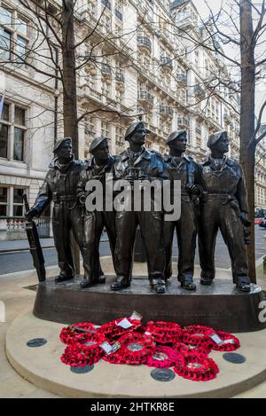 Statue des Royal Tank Regiment „vom Schlamm durch Blut zu den grünen Feldern dahinter“ von Vivien Mallock, Charing Cross, London, England, Großbritannien Stockfoto