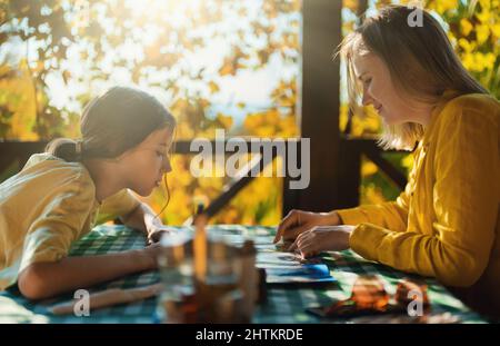 Die Familie ist dabei, Speisen aus der Speisekarte im Restaurant auszuwählen. Stockfoto