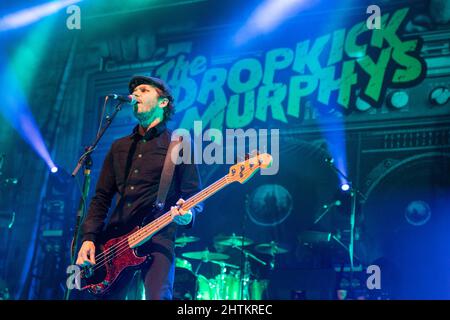 Madison, USA. 27.. Februar 2022. Kevin Rheault von Dropkick Murphys am 27. Februar 2022 auf der Sylvee in Madison, Wisconsin (Foto: Daniel DeSlover/Sipa USA) Quelle: SIPA USA/Alamy Live News Stockfoto