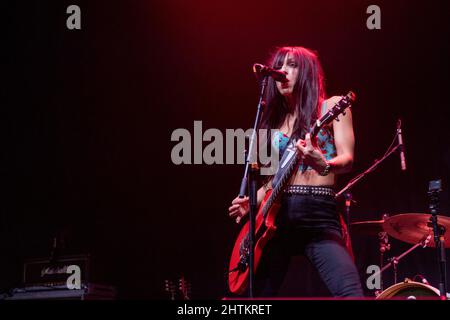 Madison, USA. 27.. Februar 2022. Jen Razavi of the Bombpops am 27. Februar 2022 auf der Sylvee in Madison, Wisconsin (Foto: Daniel DeSlover/Sipa USA) Quelle: SIPA USA/Alamy Live News Stockfoto