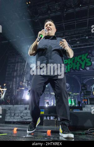 Madison, USA. 27.. Februar 2022. Ken Casey von Dropkick Murphys am 27. Februar 2022 auf der Sylvee in Madison, Wisconsin (Foto: Daniel DeSlover/Sipa USA) Quelle: SIPA USA/Alamy Live News Stockfoto